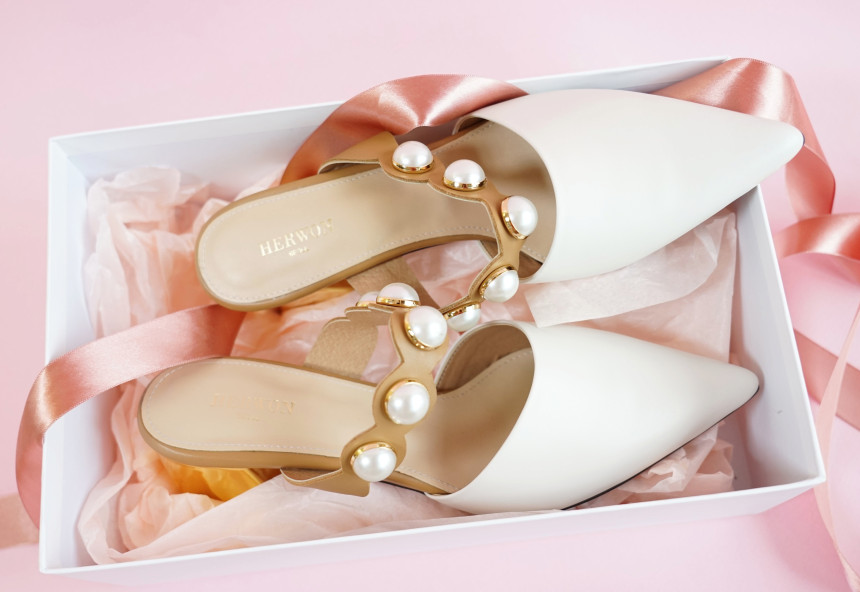 부티크헤르원 ROCOCO Pearl Strap Mule Heel 로코코 펄 스트랩 뮬 샌들힐 진주 블로퍼 Boutique Herwon