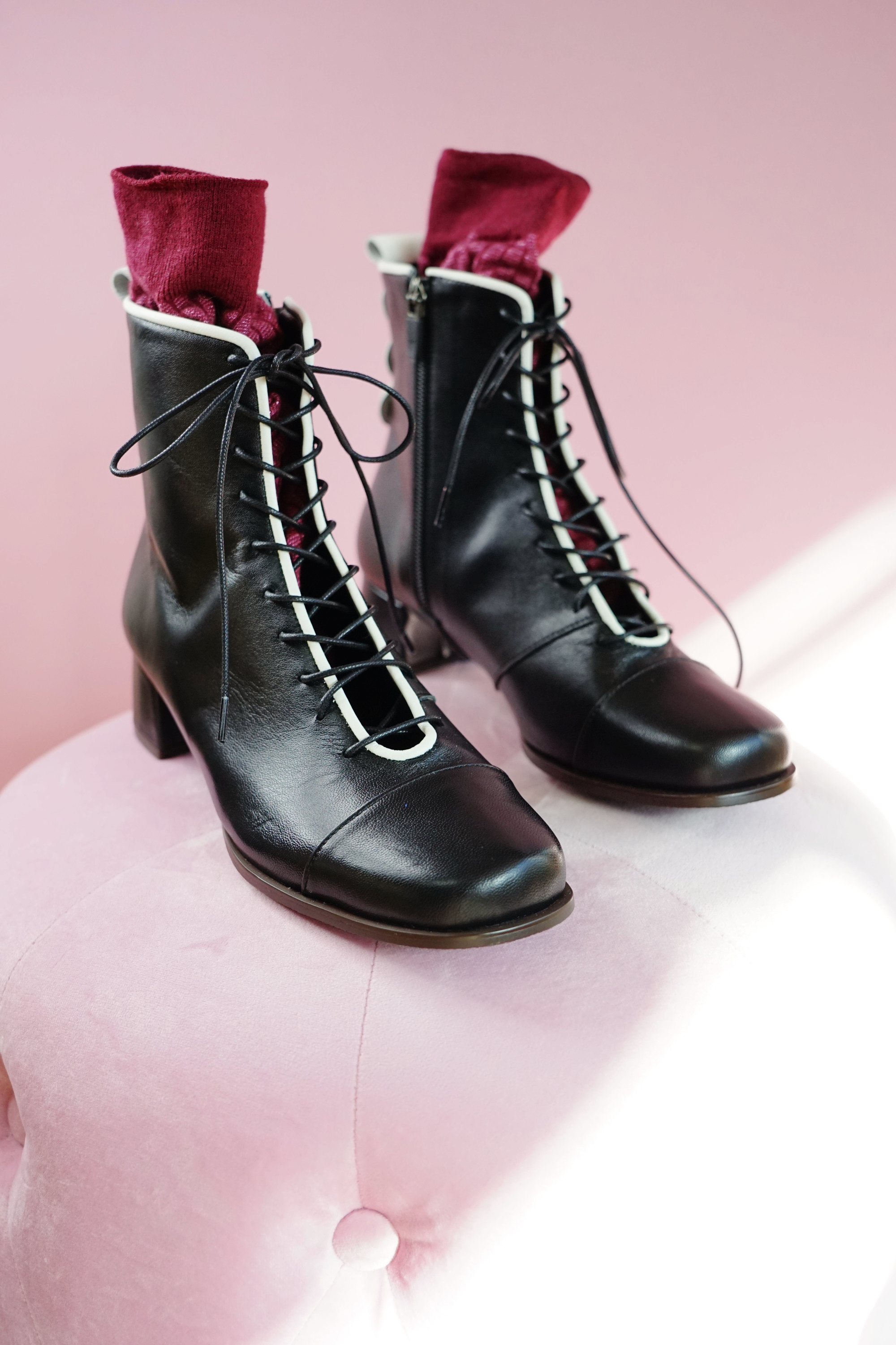 부티크헤르원 Rococo Series Pearl Embroidered Two-tone Lace-up Boots 로코코펄 레이스업 투톤 부츠 2 colors 편한 부츠 워커