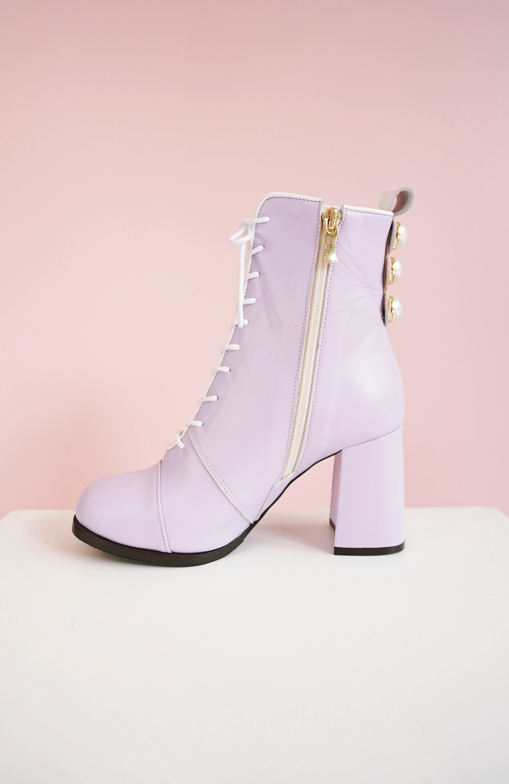 부티크헤르원 Rococo Series Pearl Embroidered Two-tone Lace-up Boots 로코코펄 레이스업 투톤 부츠 2 colors 편한 부츠 20FW
