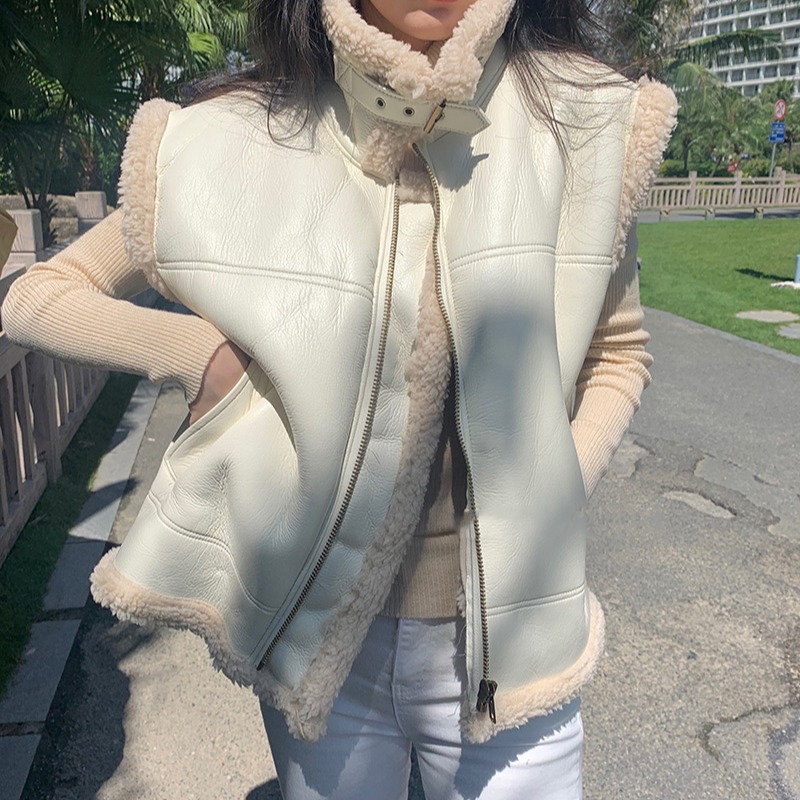 예쁨 입다 하이넥 버클 무스탕 조끼