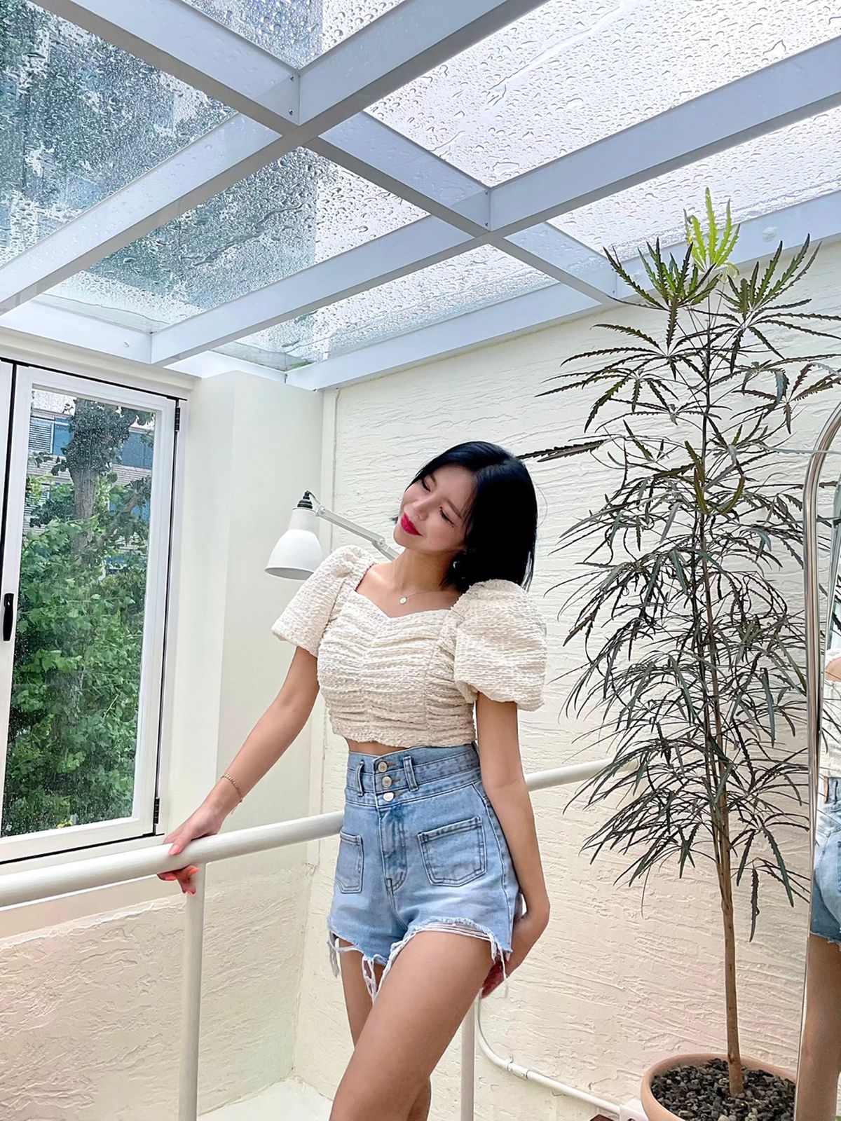 하이웨스트 쓰리버튼 아웃포켓 컷팅 데님반바지