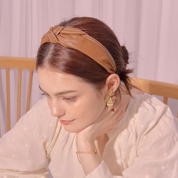 다나버튼 김지민 레더 스티치 리본 헤어밴드