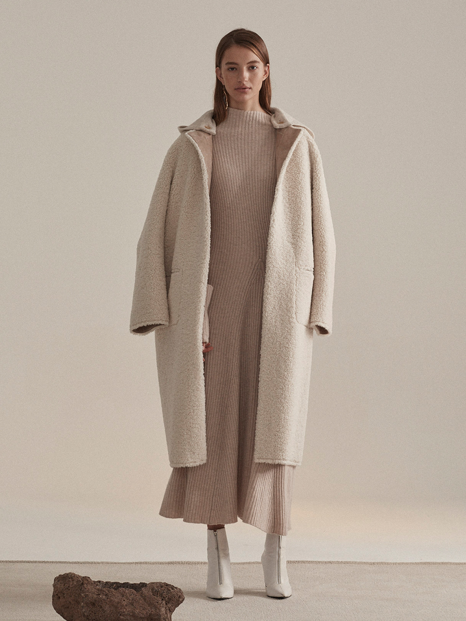 MUSEE 뮤제 MUSEE Mouton Faux-Shearing Reversible Long Mustang Coat Ecru