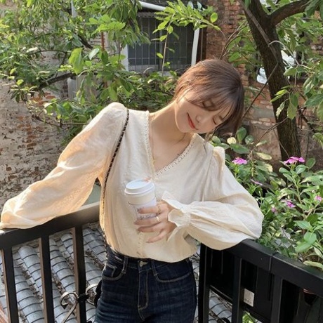 여자 20대 러블리코디 퍼프 프릴 블라우스