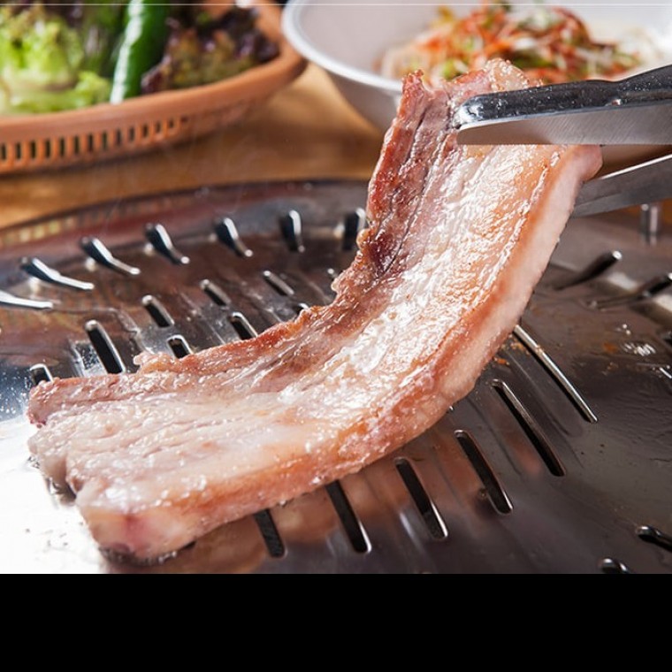 삼겹살의 담백함과 껍데기의 쫀득함 제주 흑돼지 오겹살 BG