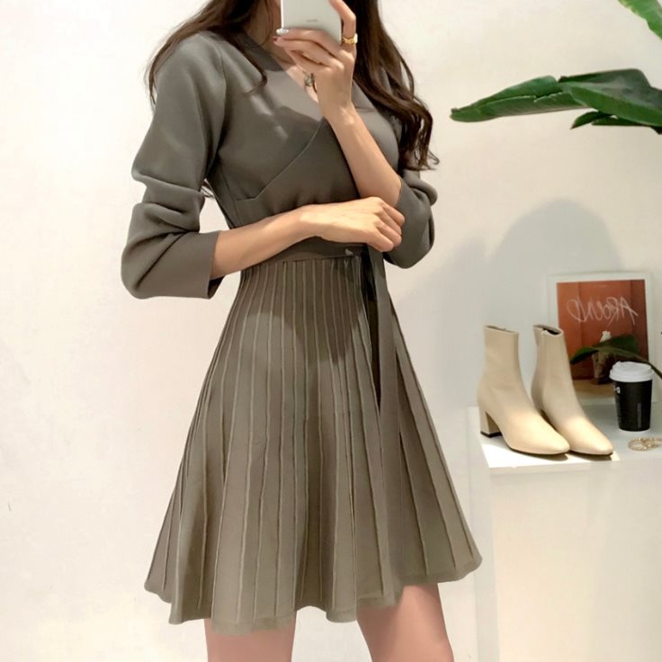 브이넥 랩스타일 미니 니트 원피스 플리츠 프레어 라인 세련된 늘씬핏 파티복 모임 하객룩
