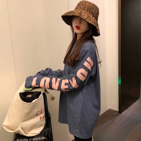 여자 공항 간절기 여행 룩 레터링 긴팔 티셔츠