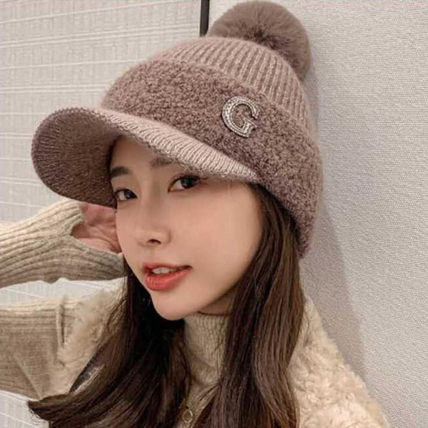 여자 겨울 등산 캠핑 룩 니트 방울 털 캡 모자 코디