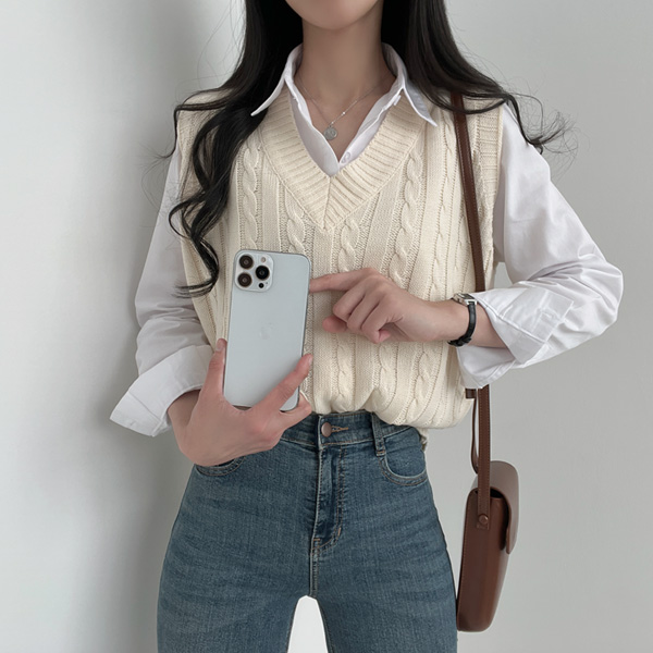 신상컬러 레이블 꽈배기 브이넥 니트조끼