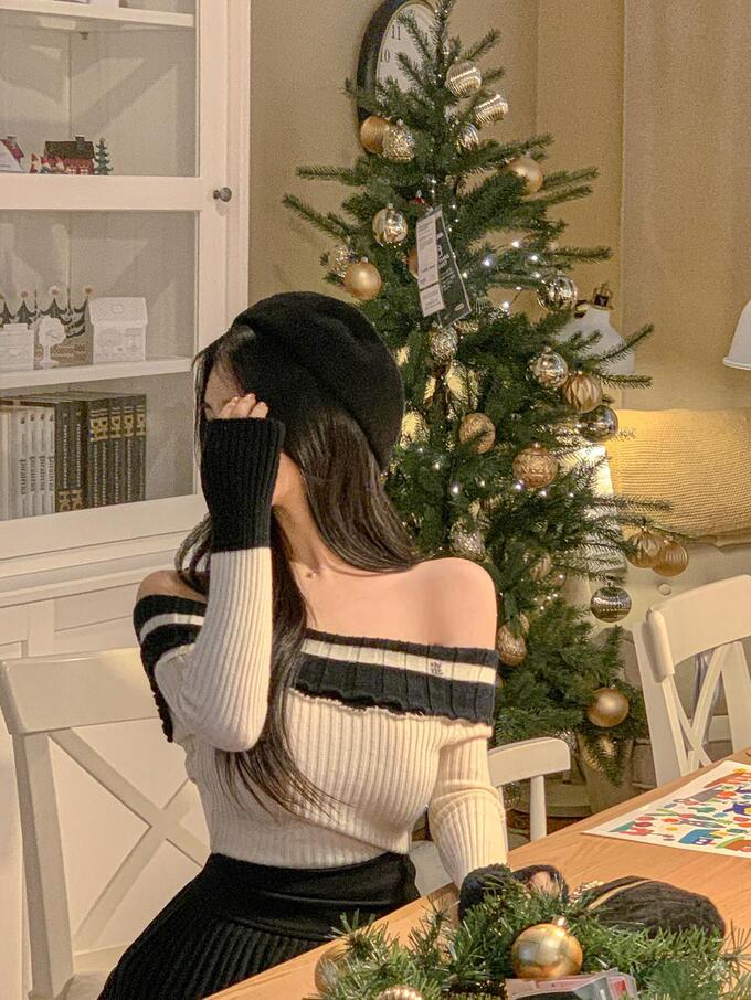 하이클래식 데이벨 오프숄더 배색 슬림 세로 골지 크리스마스룩 연말룩 파티룩 니트 SNT27677