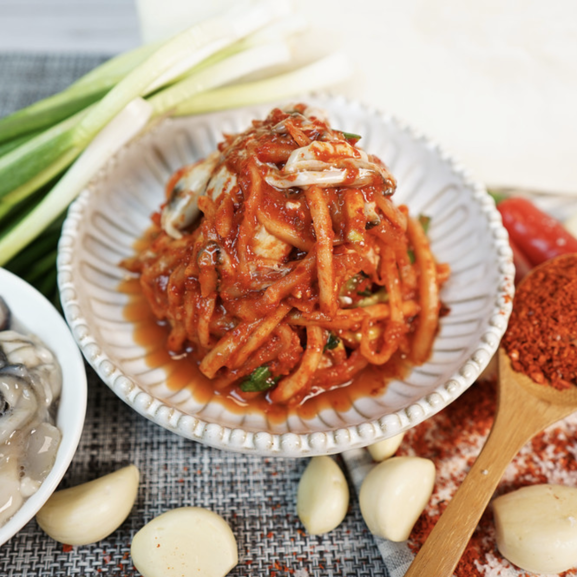 물레방아반찬 생굴의 깊은 맛과 무의 상큼함이 어우러진 깔끔하고 상큼한 굴 무생채 500g 500g 1개
