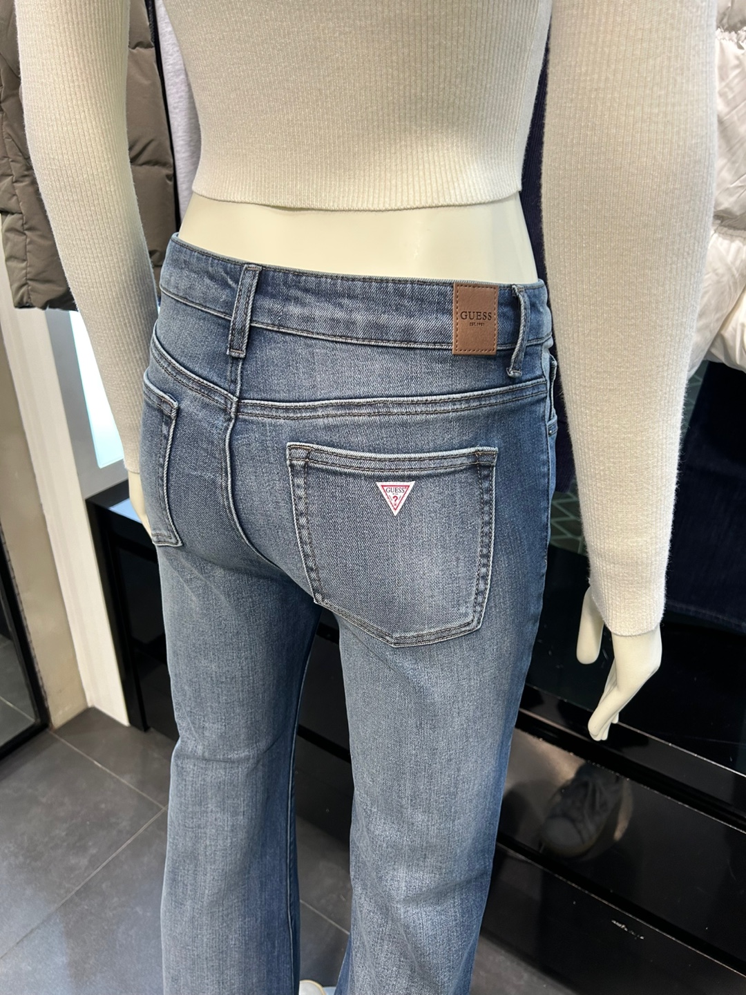 게스 게스진 여성 D톤 플레어 붓컷 청바지 YP1D9087