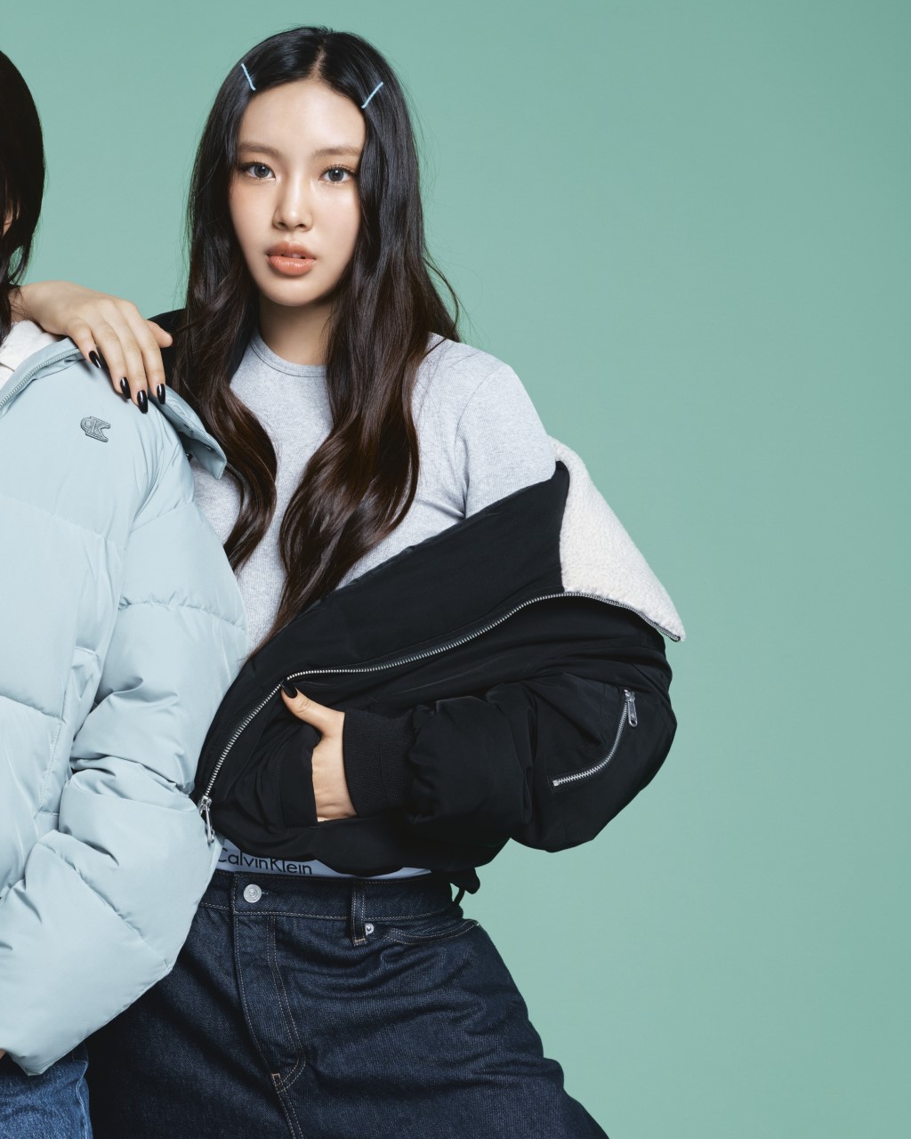 Calvin Klein Jeans 캘빈클라인 FW24 뉴진스 혜인 s LOOK 여성 숏 에비에이터 보머 다운 푸퍼 패딩점퍼 J224592BEH