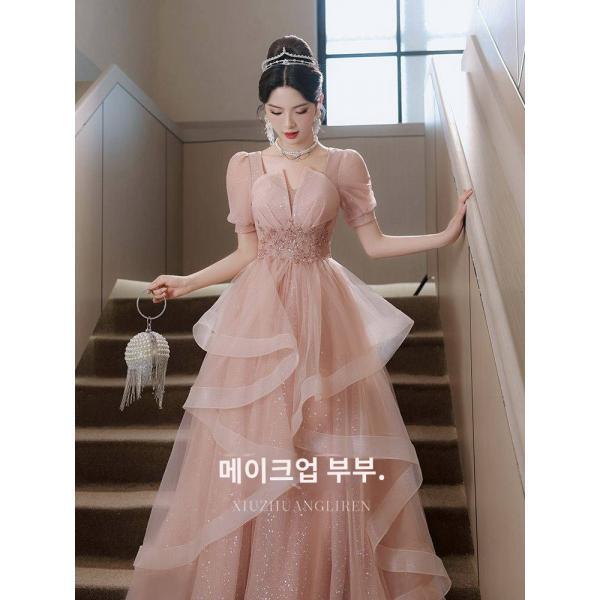 특별한 공연 참석자 의상 감성 독특한 트렌디