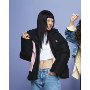 캘빈클라인진 뉴진스착장여성 숏랭스 스탠드 카라 푸퍼 재킷 BEH BEH J224676BEH