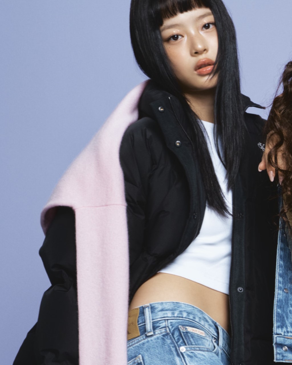 캘빈클라인 FW24 Updated ver 뉴진스 하니 s LOOK 여성 숏랭스 스탠드 카라 푸퍼 다운 패딩점퍼 J224