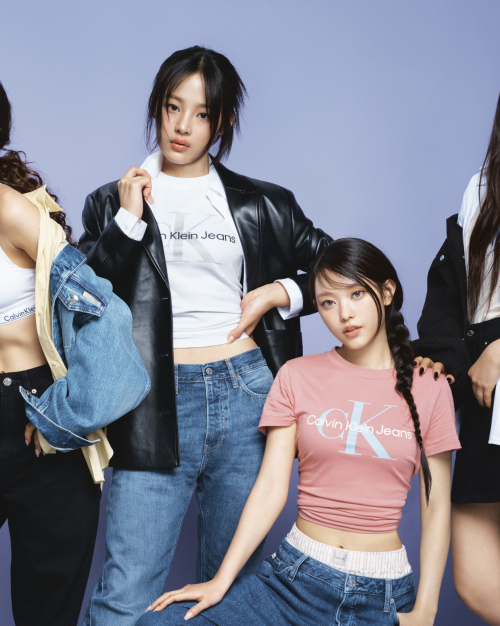 Calvin Klein Jeans CALVIN KLEIN 캘빈클라인 JEANS 뉴진스착장 여성 히어로 모노로고 크루넥 반팔 티셔츠 4