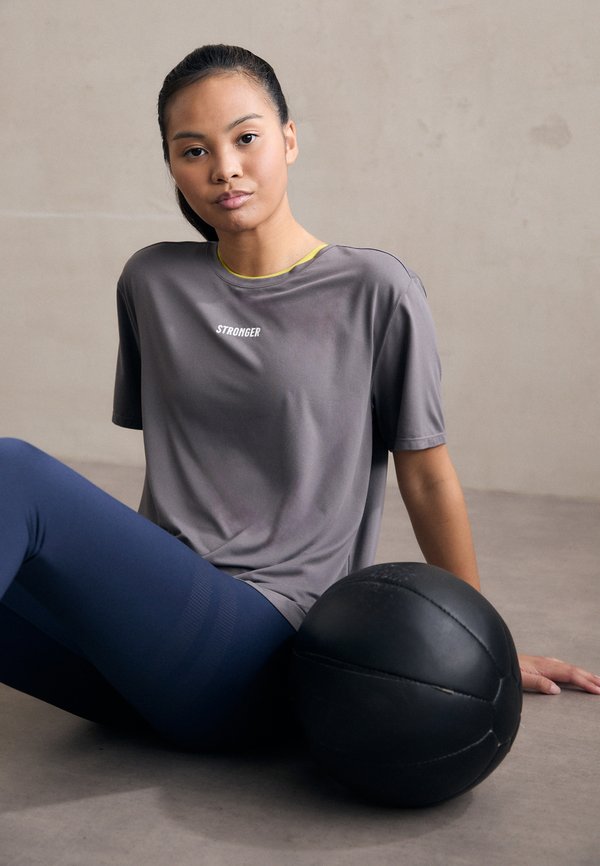 스트롱거 Stronger RELAXED TEE - 스포츠 티셔츠 화산 유리 01 volcanIc glass grau 01541D00A-C11