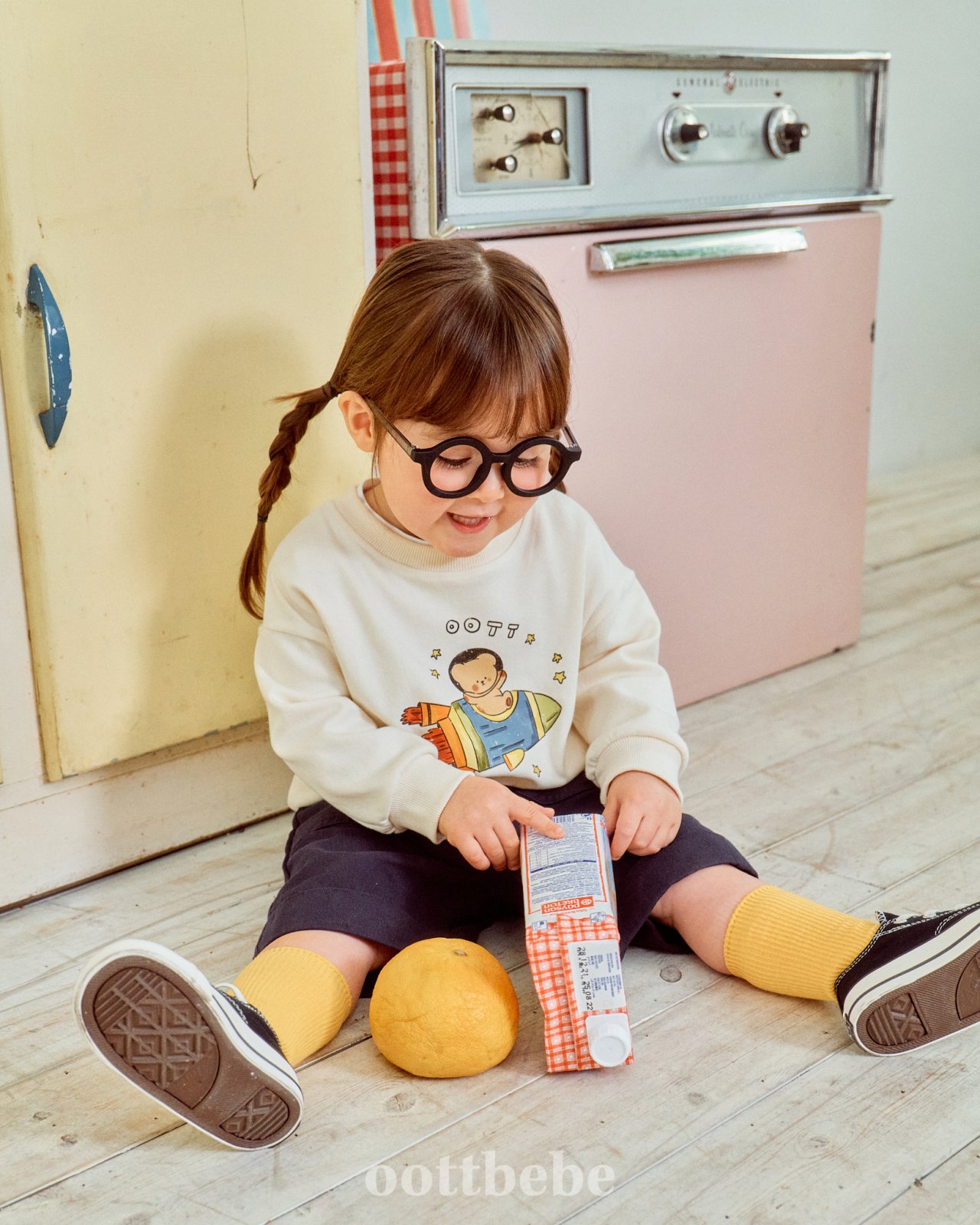 오뜨베베 오뜨베베 우주선맨투맨 모델컷