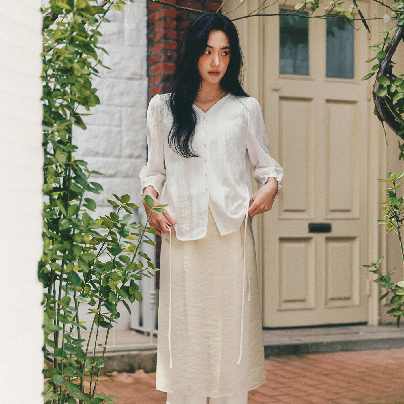 로엠 로엠 브이넥 스트랩 블라우스 RMBLF25R98