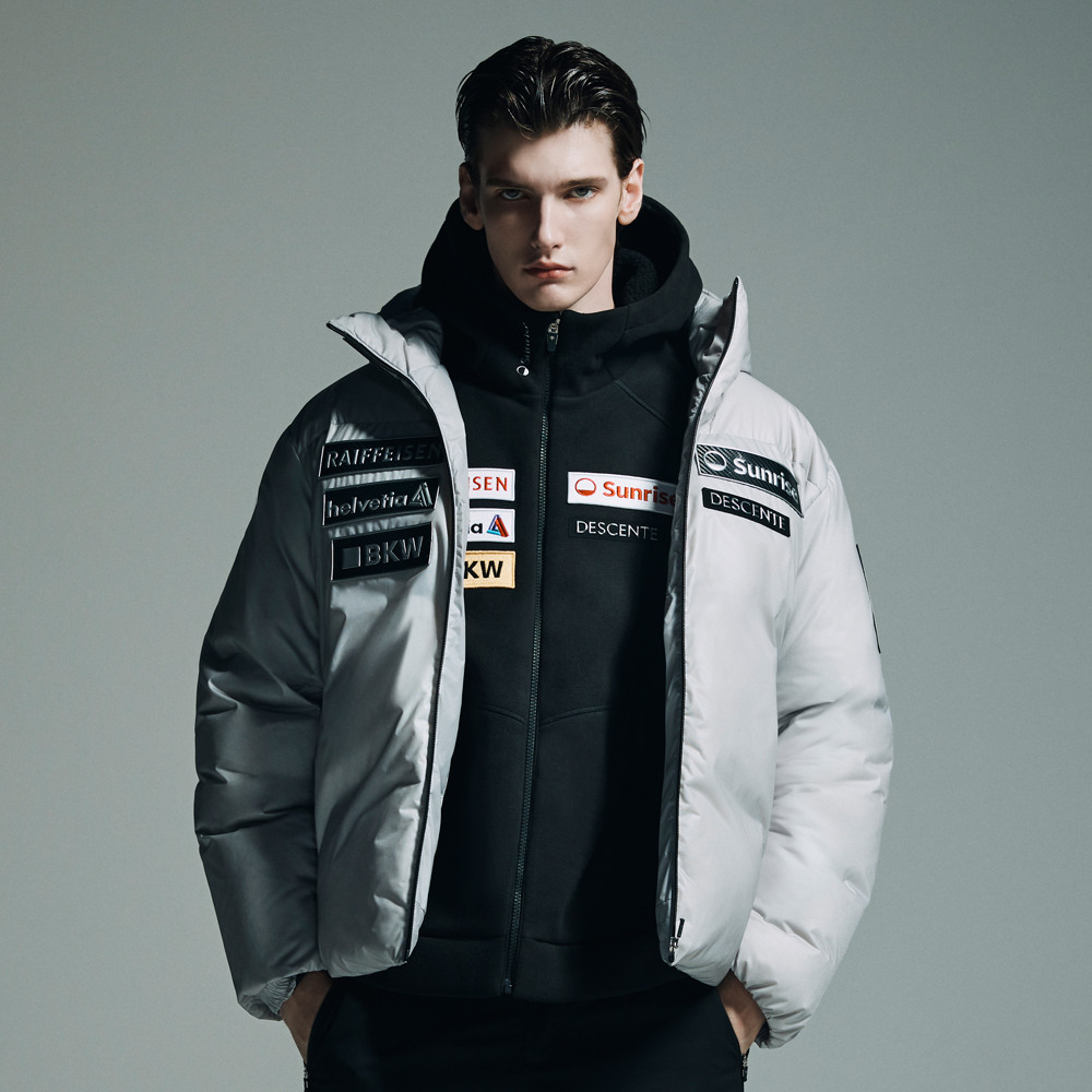 데상트 데상트 SWISS SKI 모노 크롬 와펜 논퀼팅 후드형 다운 자켓 110 LGRY LIGHT-GREY SP411SDJO2 370190