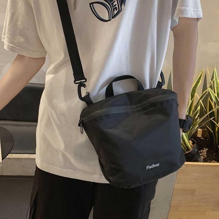 남자 대학생 20대 데이트 룩 지퍼 크로스 백 가방